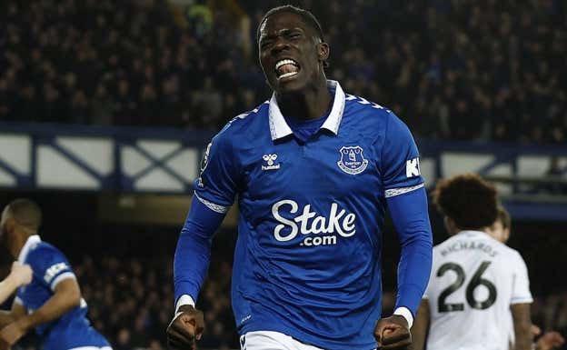 Amadou Onana, centrocampista del Everton.  REUTERS