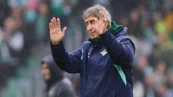 Manuel Pellegrini agradece el apoyo de la grada./EP