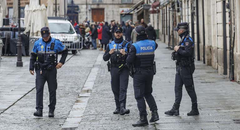 La Policía Nacional ha detenido este domingo a un joven burgalés de 23 años como supuesto autor de la muerte de un joven vallisoletano de 32 años.