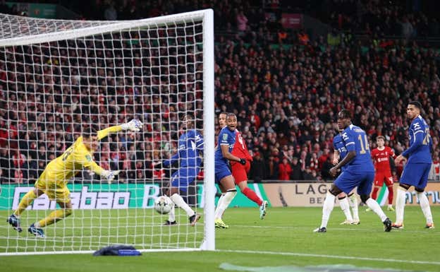 Van Dijk marca el gol de la victoria.  LIVERPOOL