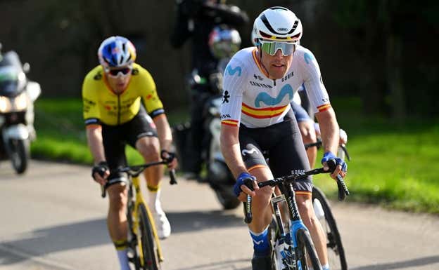 Oier Lazkano (Movistar Team), durante su escapada con Wout van Aert (Visma-Lease a Bike).  MOVISTAR TEAM / @GETTYSPORT