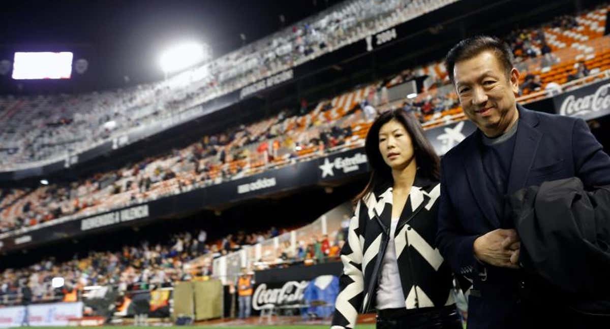 Peter Lim y su mujer en Mestalla.