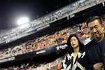 El Valencia expulsa de Mestalla a aficionados por cánticos «violentos» contra Peter Lim a una semana de recibir a Vinicius