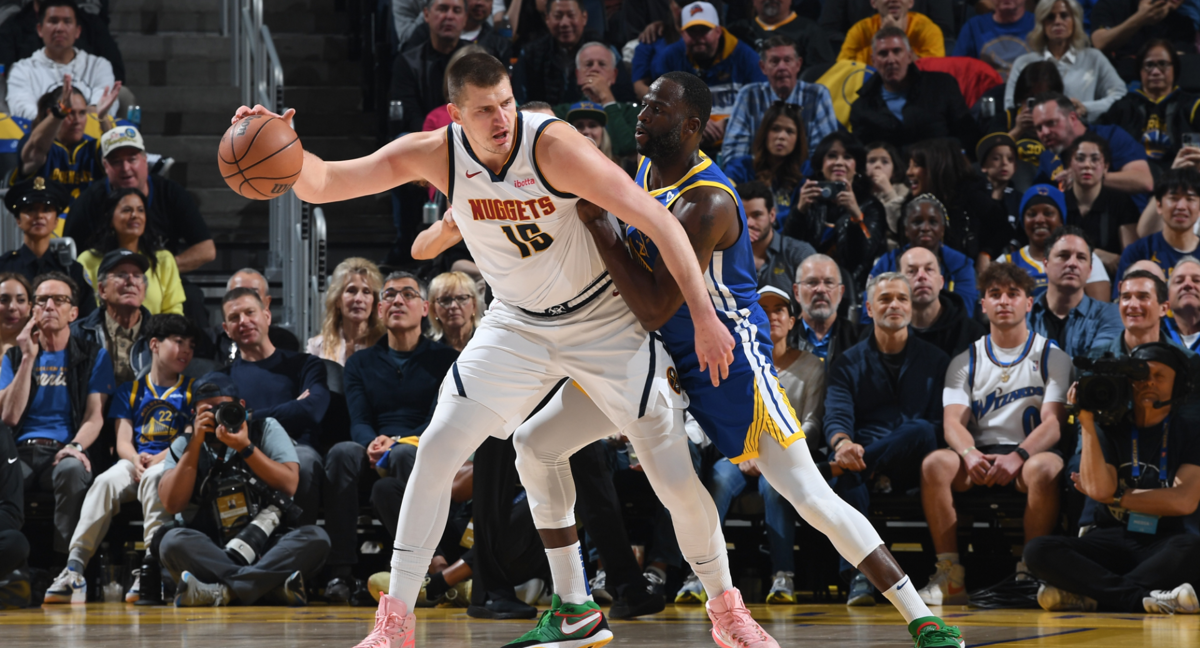 Nikola Jokic postea a Draymond Green durante un partido ante los Warriors/ GETTY IMAGES