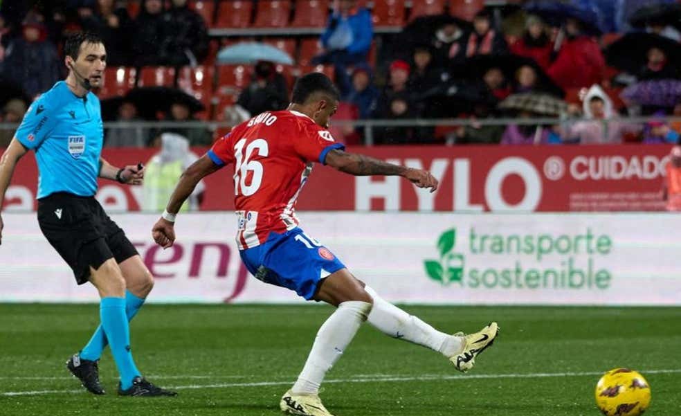 El Girona baila bajo la lluvia y recupera la segunda plaza ante un Rayo que sigue sin ganar