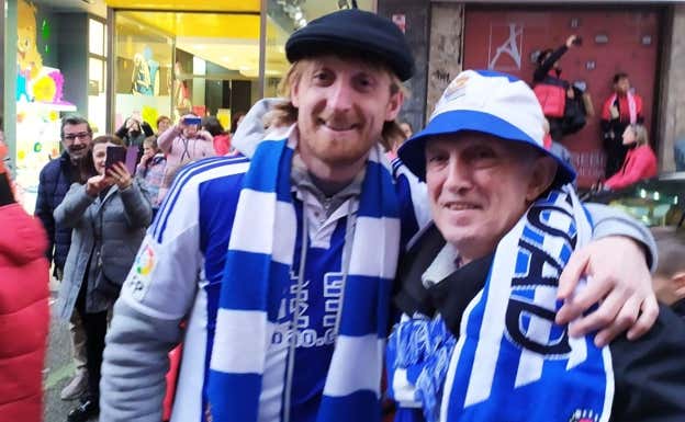 Xabier Almandoz, junto al exjugador de la Real Sociedad gorka Larrea.  Relevo