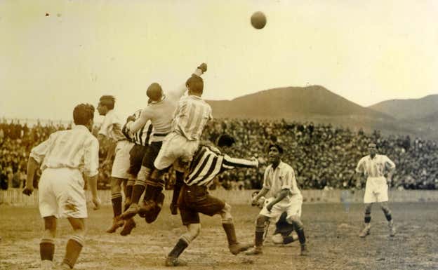 Imagen de un derbi entre la Real Sociedad y el Athletic en 1929. AC MUSEOA / ATHLETIC CLUB