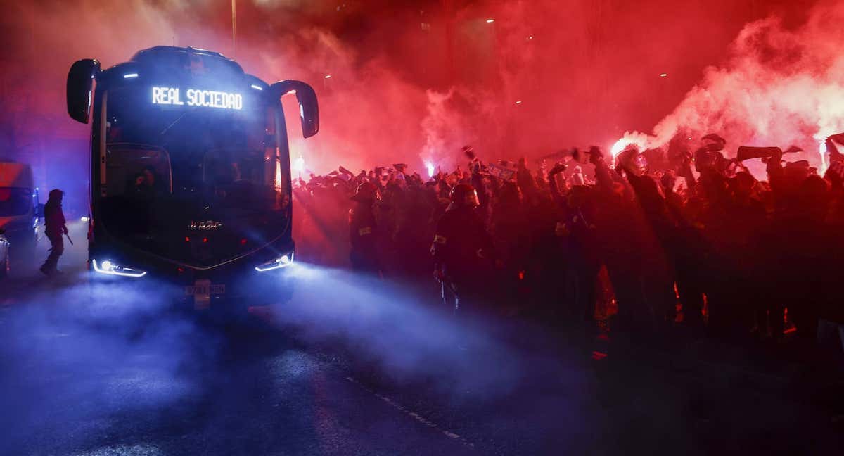 El autobús de la Real Sociedad, a su llegada al estadio antes del partido de vuelta de semifinales de Copa. /EFE