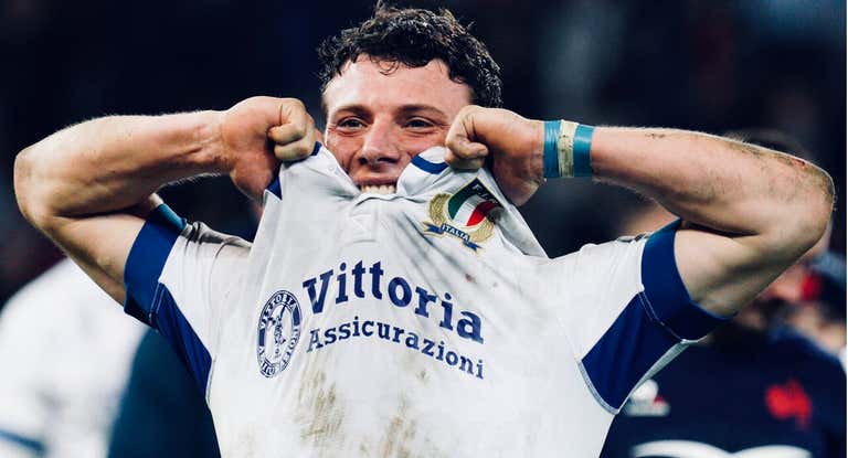 Paolo Garbisi, Italia, se lamenta tras fallar la patada decisiva.