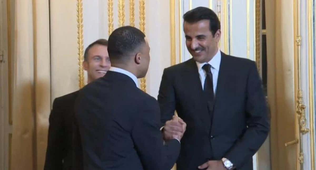 Mbappé saluda a Tamim bin Hamad Al Thani, emir de Catar, en presencia de Macron.