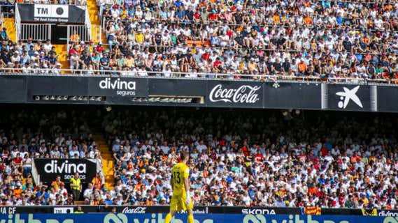 Mestalla en la ovación a Lemar cuando se marchó lesionado. /Valencia C.F