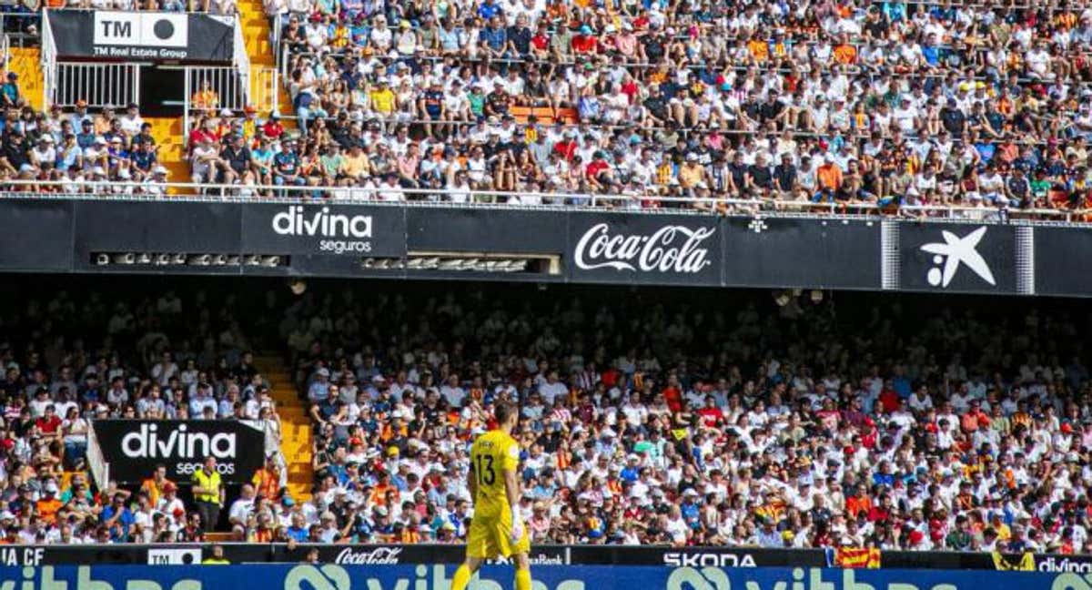 Mestalla en la ovación a Lemar cuando se marchó lesionado.