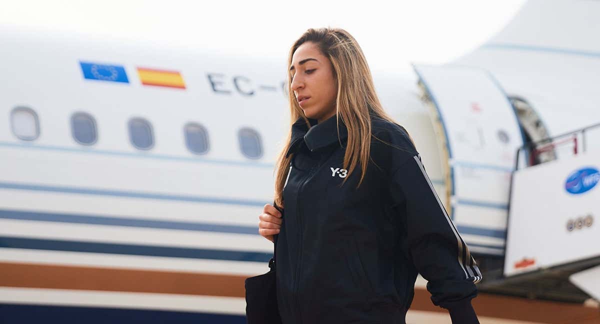 Olga Carmona, jugadora de la Selección española de fútbol femenino, a su llegada a Sevilla durante la Women's Nations League. /RFEF