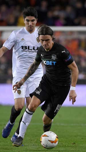 Olsson conduce el balón ante Carlos Soler en un Valencia-Anderlecht en 2019. AFP