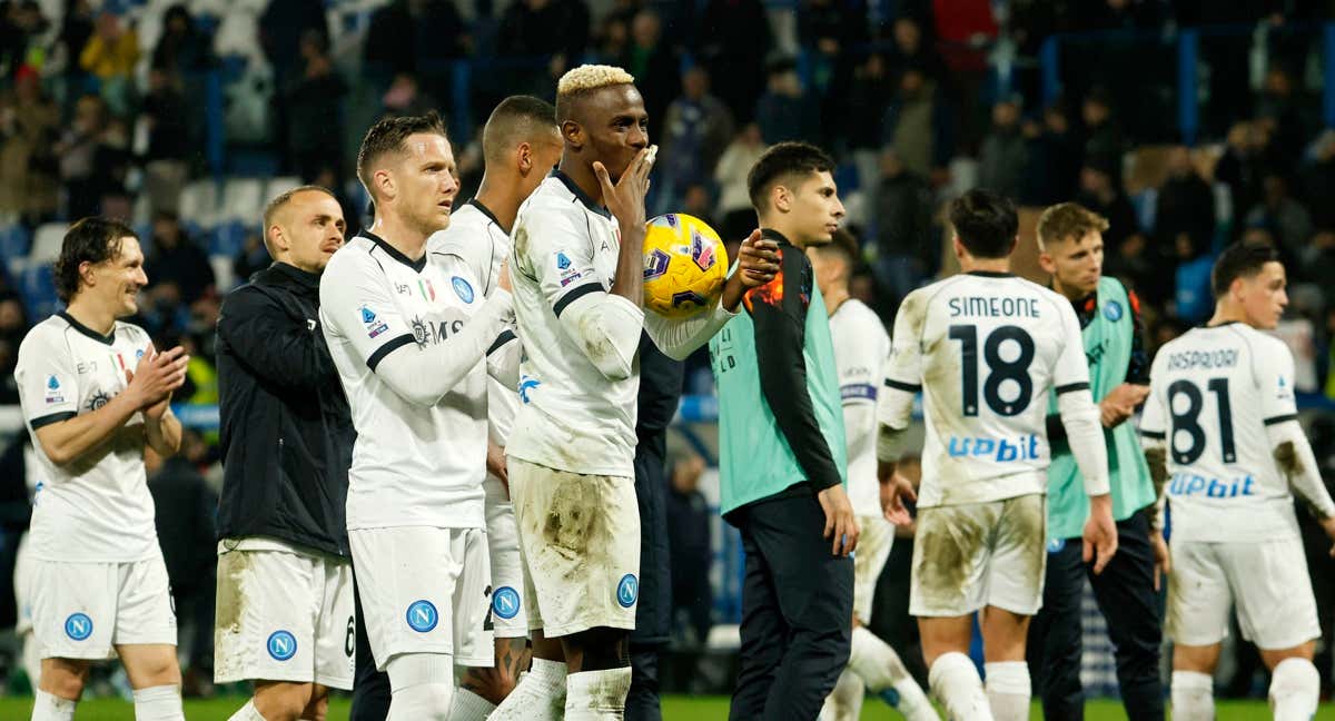 Osimhen y los jugadores del Nápoles celebran el triunfo ante el Sassuolo. /EFE