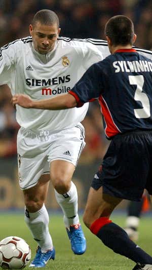 Partido entre el Real Madrid y el Celta de Vigo el 29 de Febrero de 2004. EFE/Fernando Alvarado