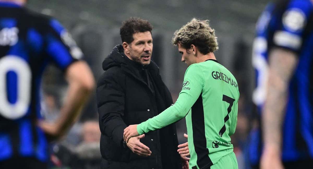 Griezmann saluda a Simeone tras la lesión en Milán. /AFP