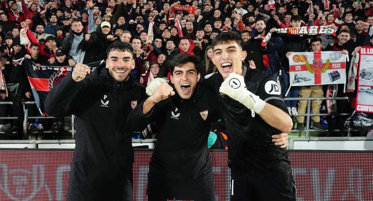 Isaac Romero, Juanlu y Alberto Flores, celebran con la grada la victoria ante el Getafe./SEVILLA