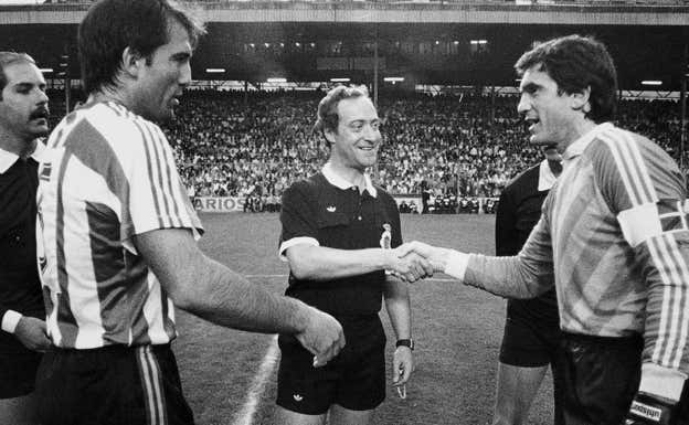 Goikoetxea y Arconada se saludan en un derbi entre el Athletic Club y la Real Sociedad.  El Diario Vasco