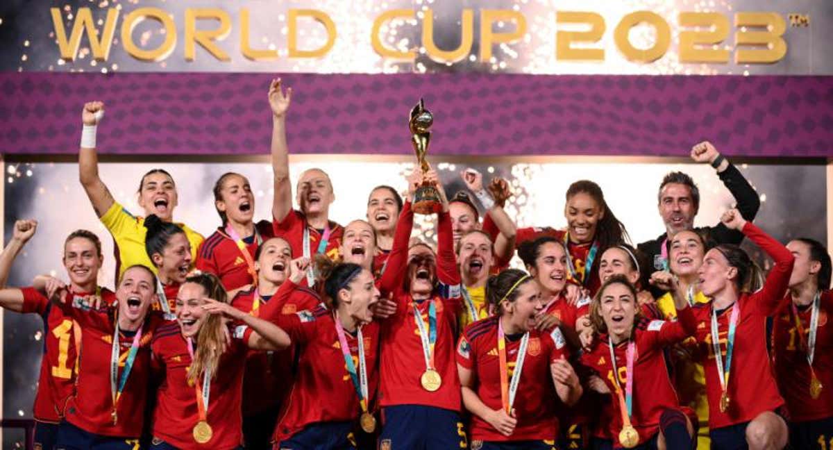 La Selección Española Femenina tras ganar el Mundial. /EFE