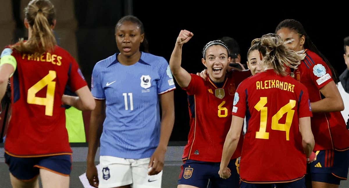 Aitana Bonmatí, autora del 1-0 de España ante Francia, celebra con Olga Carmona, Laia Aleixandri y Salma Paralluelo su tanto en la final de la Women's Nations League. /GETTY