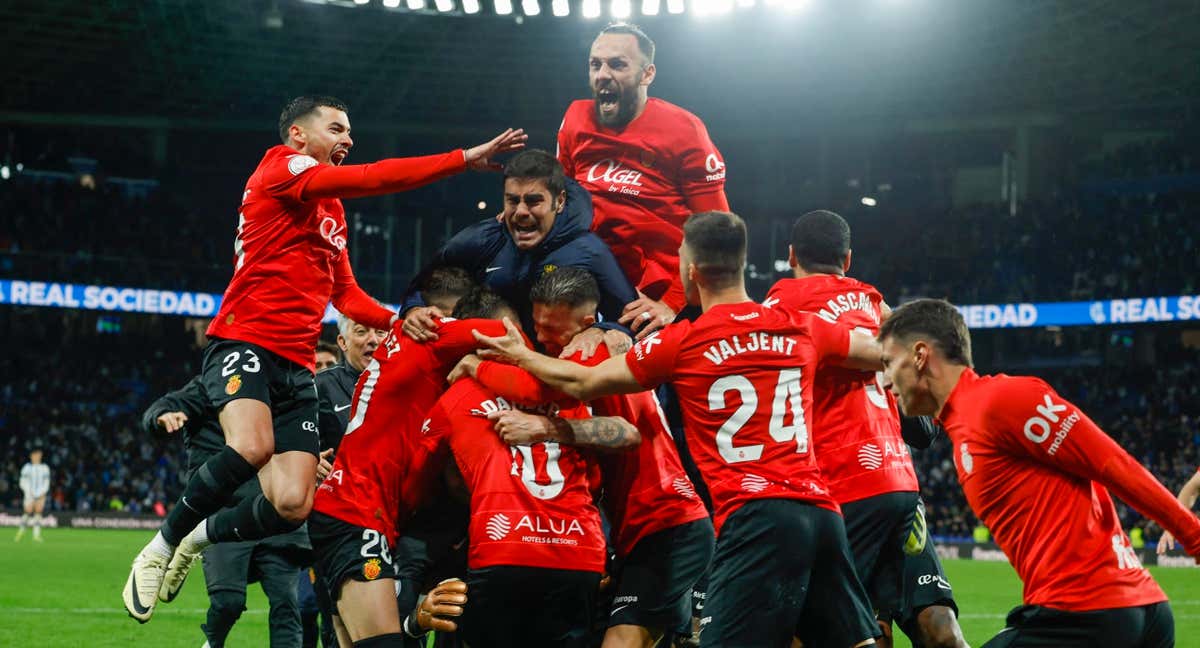 Los jugadores del Mallorca celebran el pase a la final de la Copa del Rey./EFE/Javier Etxezarreta