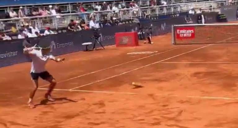 Momento en el que Francisco Comesaña intenta dar una derecha a una pelota que no vota.