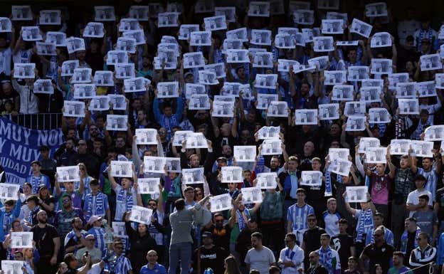 Protesta en la grada de La Rosaleda contra José María Muñoz.  Ñito Salas
