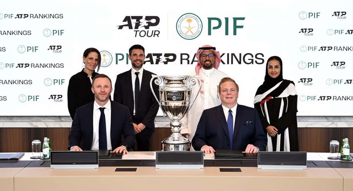 Los dirigentes de la ATP y del Fondo Saudí, tras la firma del acuerdo. /PIF via Getty Images