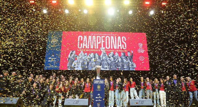 Poco a poco, España va conociendo a sus campeonas: «Me salté las extraescolares para venir a la celebración»