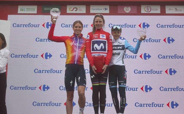 Van Vleuten, Vollering y Realini, en el podio final de La Vuelta Femenina 2023.