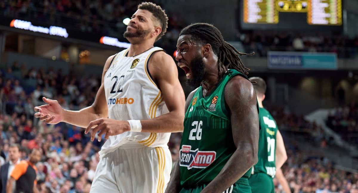 Mathias Lessort celebra uno de sus mates durante el partido frente al Real Madrid