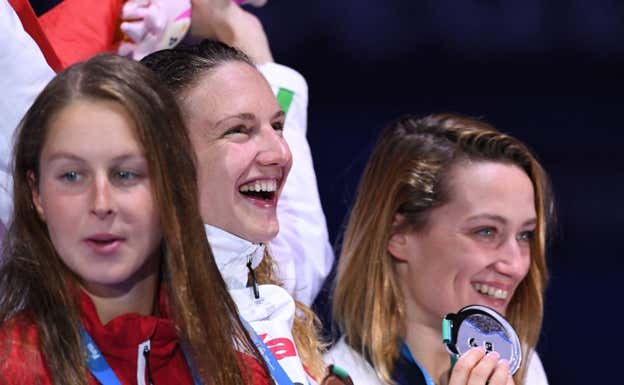 Mireia Belmonte, en el podio con Katinka Hosszu.  GETTY