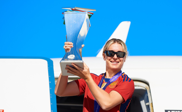 Alexia Putellas levantando el trofeo de la Nations League. RFEF