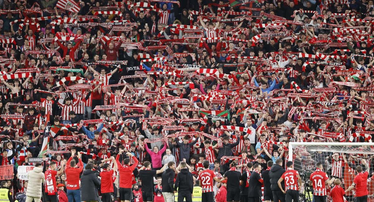 Jugadores y afición celebran el pase a una nueva final de la Copa del Rey tras dejar en la cuneta al Atlético de Madrid. /Efe