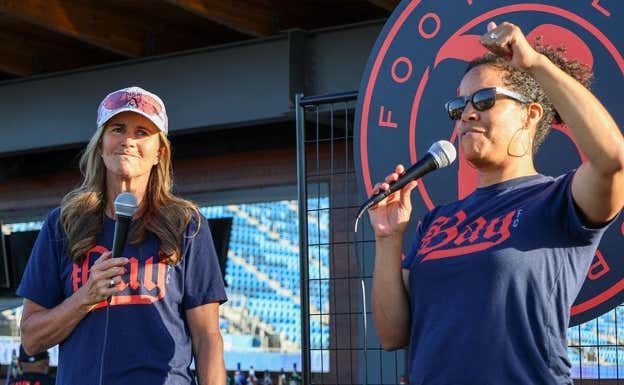 Brandi Chastain y Danielle Slaton, cofundadoras de Bay FC y exjugadoras de Estados Unidos.  BAY FC