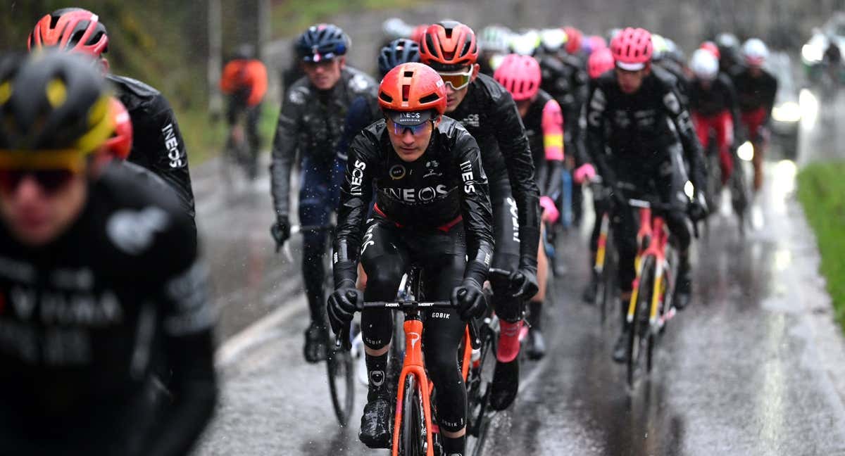 Carlos Rodríguez, bajo la lluvia en O Gran Camiño. /INEOS GRENADIERS / @GETTYSPORT