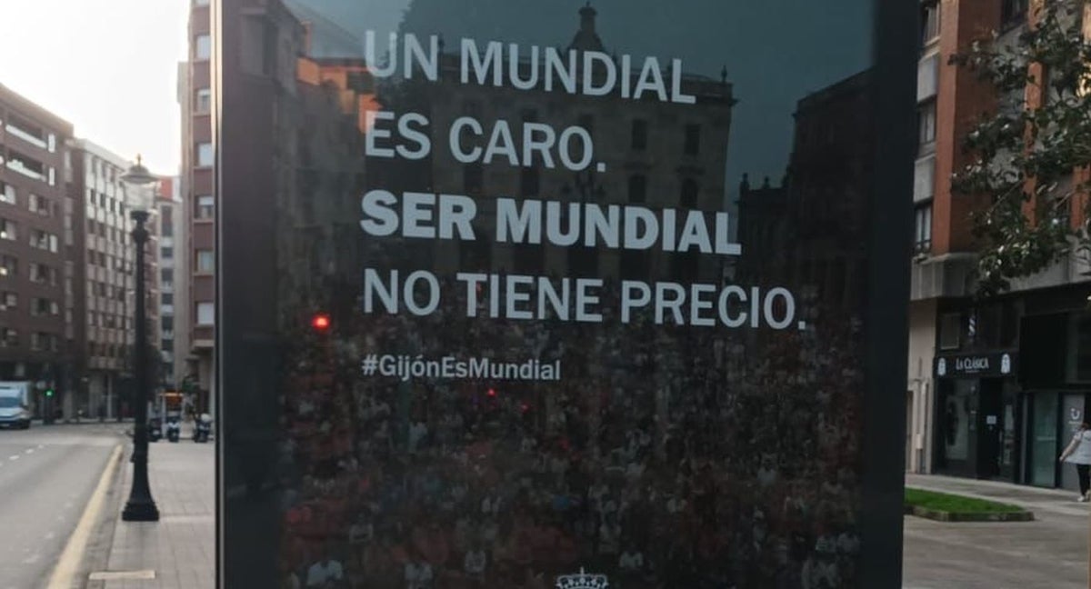 Imagen de los carteles del Ayuntamiento de Gijón colocados hoy.