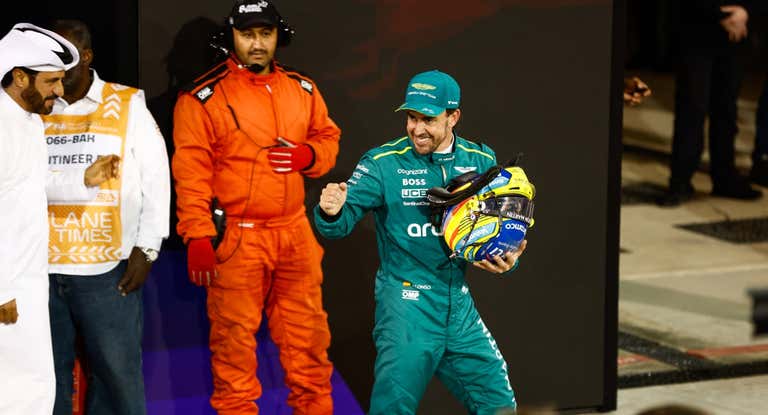 Fernando Alonso celebra su sexto puesto en la clasificación del GP de Baréin 2024 de F1.