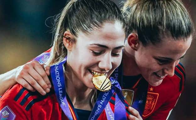Laia Aleixandri y Ona Batlle con la medalla de campeonas de la Nations League.  RFEF