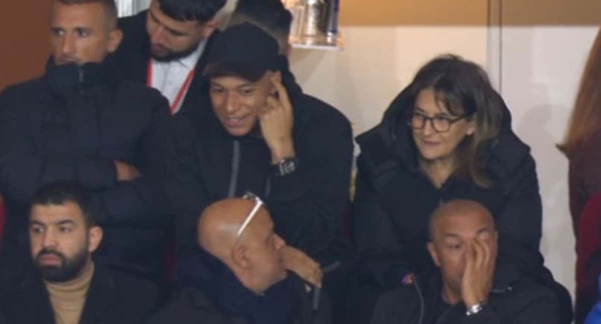 Mbappé, con Fayza Lamari en la grana del Luis II de Mónaco. /