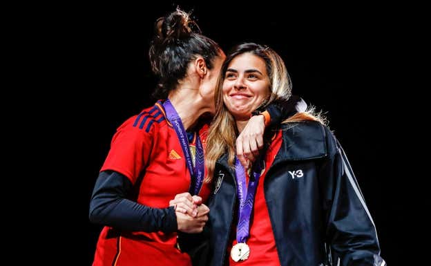 Montse Tomé y Misa hablan durante la celebración del título.  Getty