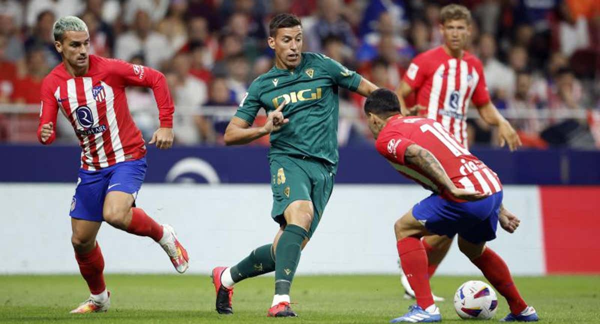 Alcaraz, Griezmann y Correa, durante el Atlético-Cádiz de la primera vuelta./REUTERS/Juan Medina