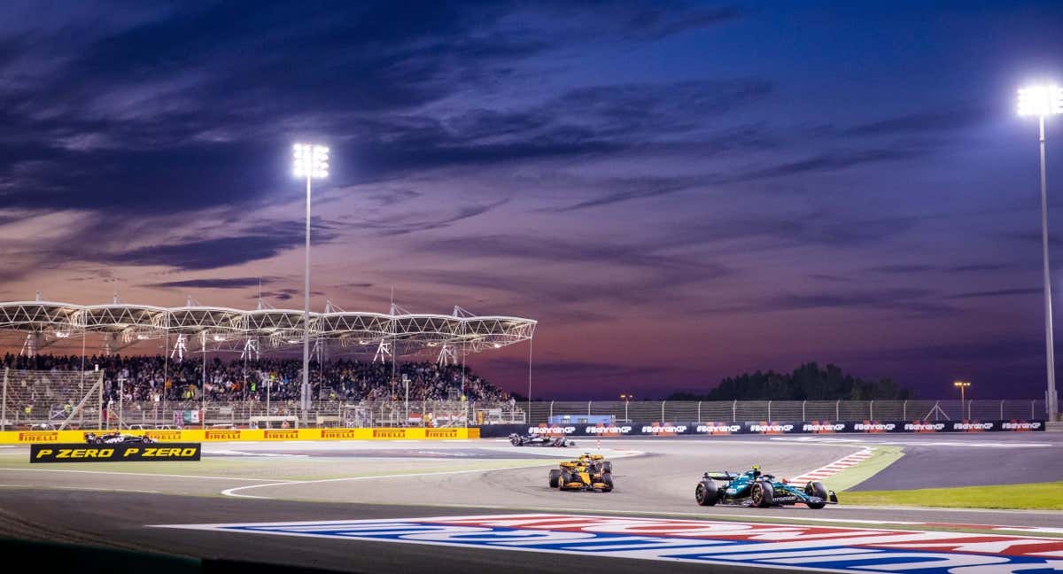 Fernando Alonso, delante de los McLaren y Hamilton, al comienzo del GP de Baréin 2024.