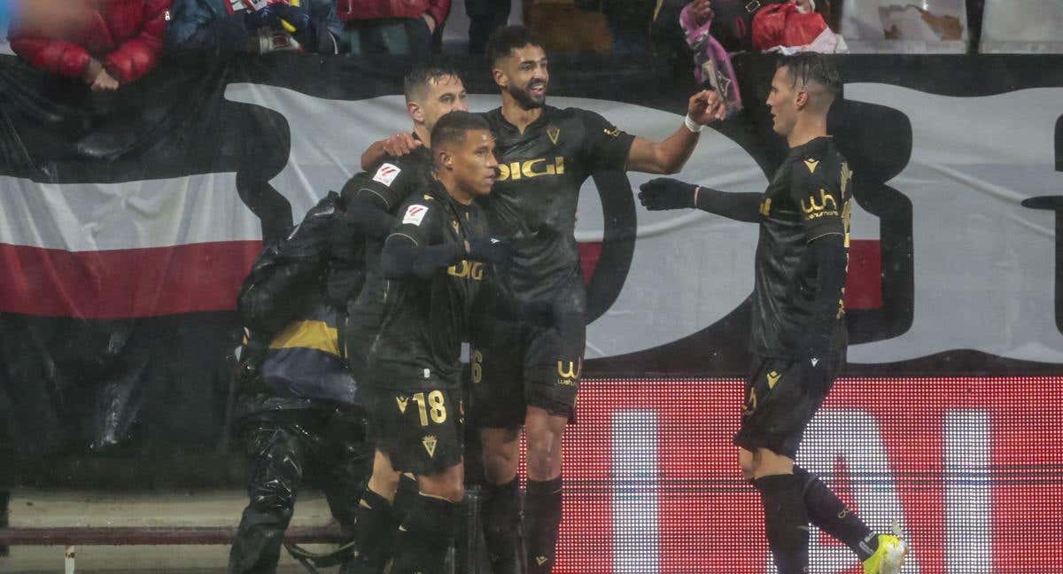 Los jugadores del Cádiz celebran el gol de Javi Hernández./EFE