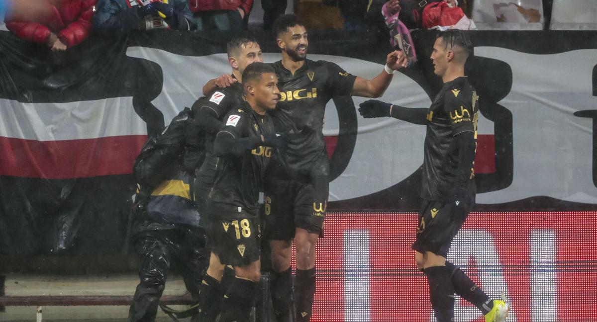 Los jugadores del Cádiz celebran el gol de Javi Hernández.