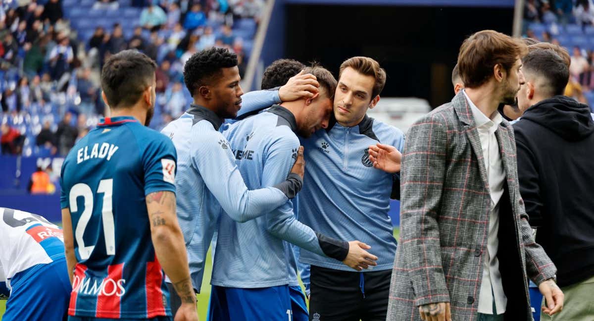 Jofre Carreras, respaldado por sus compañeros en el emotivo minuto de homenaje en el RCDE Stadium. /RCD ESPANYOL