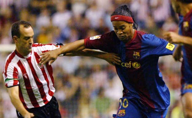 Joseba Etxeberria, en una jugada con Ronaldinho en un Athletic-Barça.  AFP