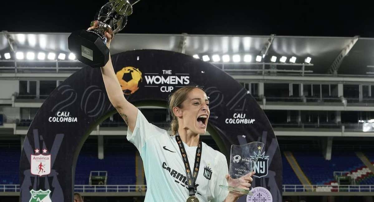 Esther González celebra el título de la Women's Cup. /Gotham