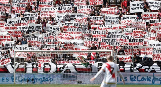 La afición del Rayo hace una cadena humana para salvar su estadio en Vallecas: «No nos moverán»